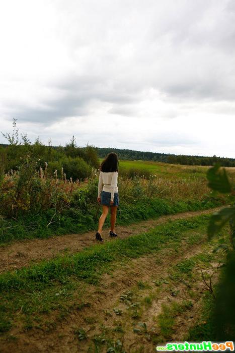16P Cute brunette babe pisses up a storm in the field
