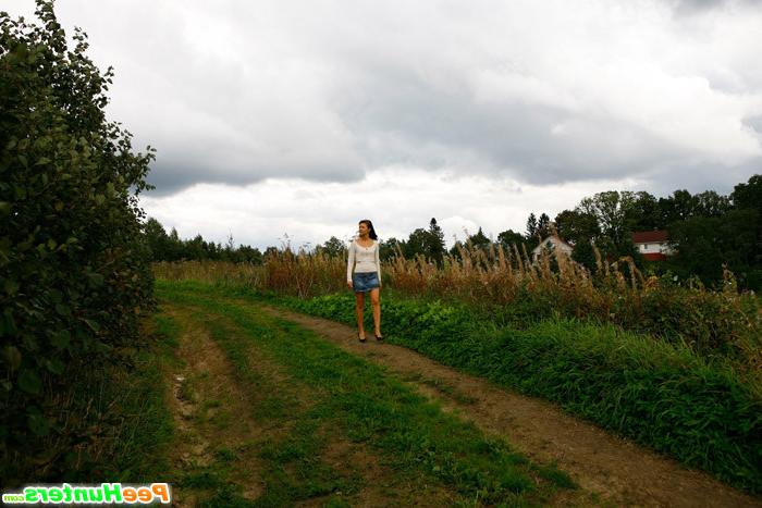 16P Cute brunette babe pisses up a storm in the field