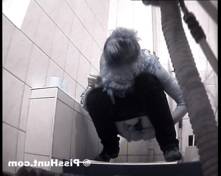 14P Two chicks get unlucky to pee in spycammed loo