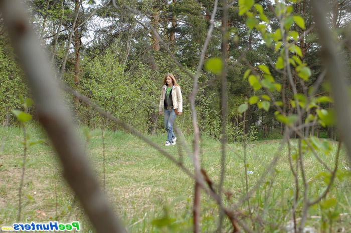 15P Cute kitty gets spycammed while peeing in the bushes