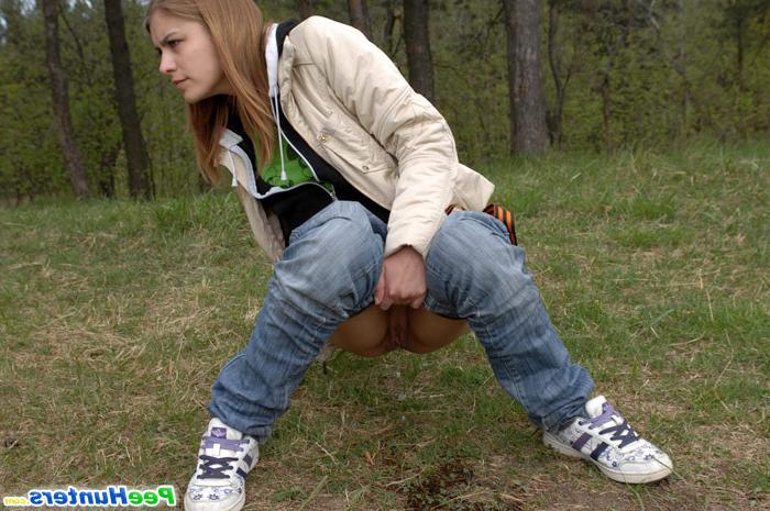 15P Cute kitty gets spycammed while peeing in the bushes