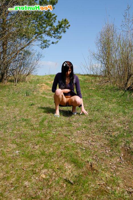 16P Curvaceous chick empties her bladder in the woods