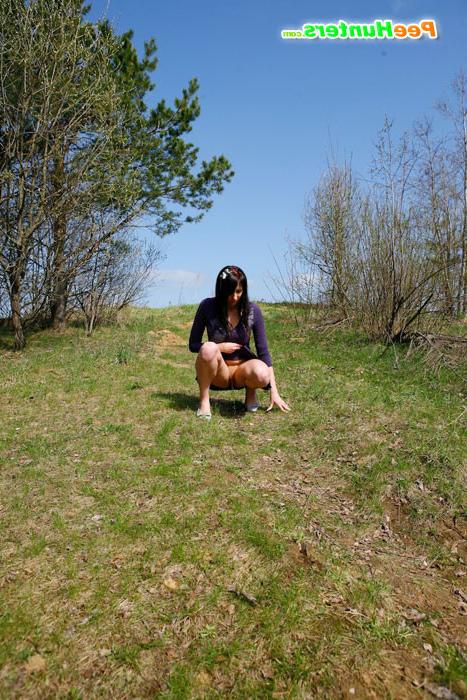 16P Curvaceous chick empties her bladder in the woods