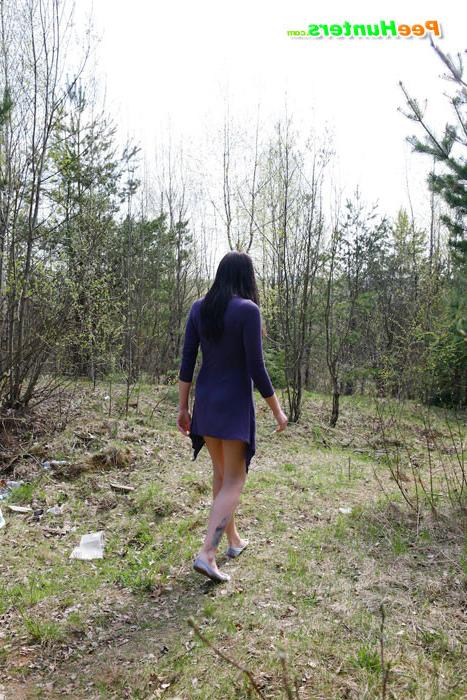 16P Curvaceous chick empties her bladder in the woods