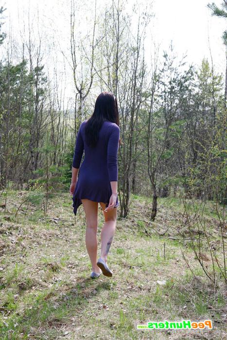 16P Curvaceous chick empties her bladder in the woods