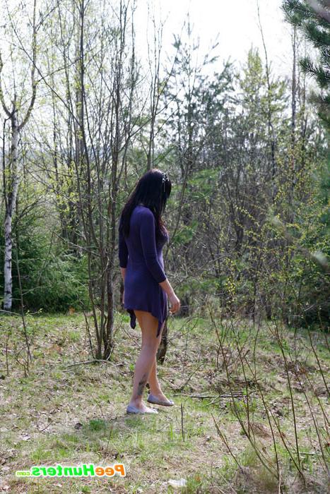 16P Curvaceous chick empties her bladder in the woods