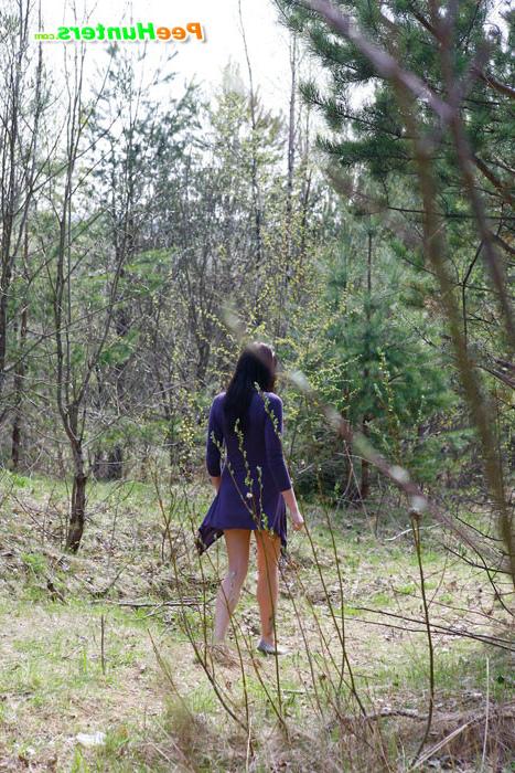 16P Curvaceous chick empties her bladder in the woods