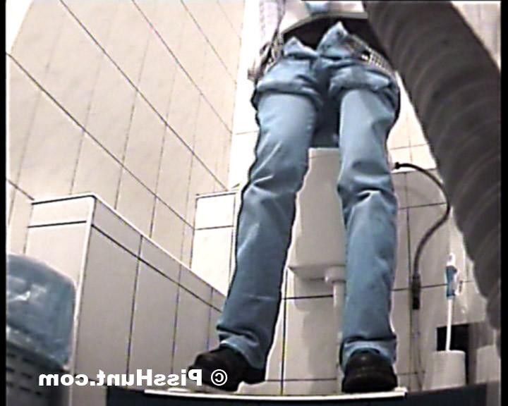 14P Pee hunter shoot unsuspecting babe tinkling