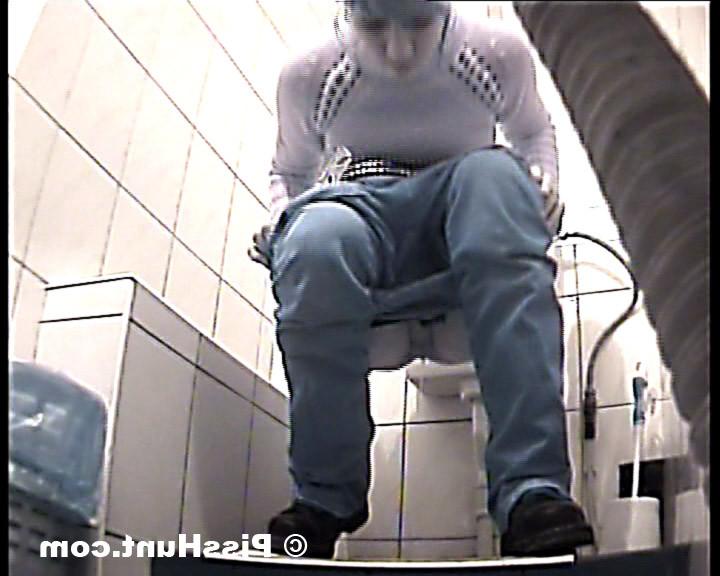 14P Pee hunter shoot unsuspecting babe tinkling