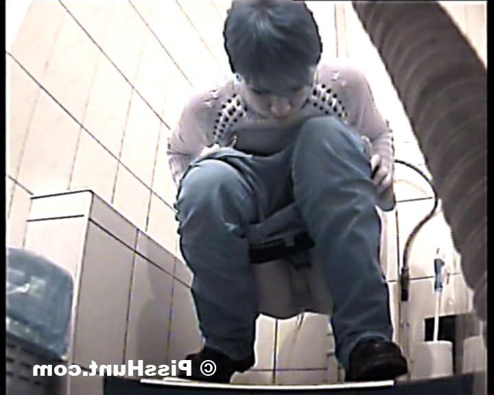 14P Pee hunter shoot unsuspecting babe tinkling