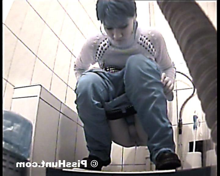14P Pee hunter shoot unsuspecting babe tinkling