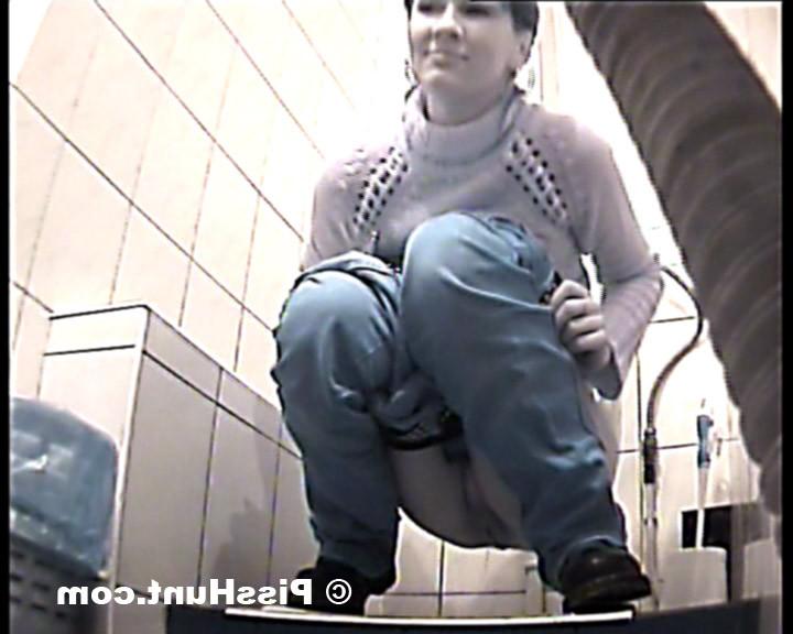 14P Pee hunter shoot unsuspecting babe tinkling