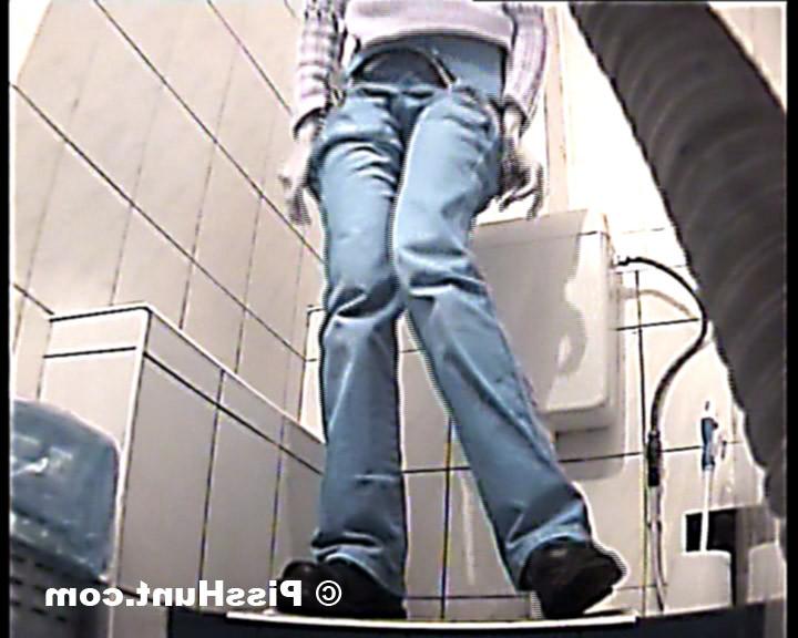 14P Pee hunter shoot unsuspecting babe tinkling