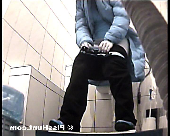 14P Pee hunter shoot unsuspecting babe tinkling