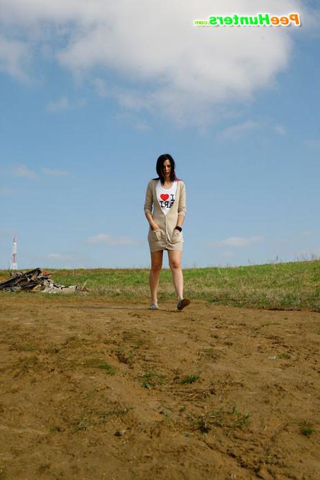 16P Brunette wets the sand under her feet with her pee