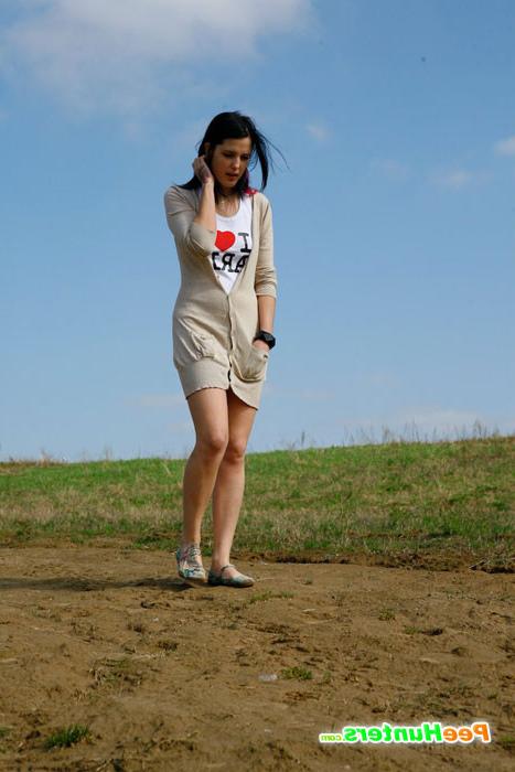 16P Brunette wets the sand under her feet with her pee