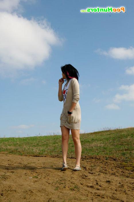 16P Brunette wets the sand under her feet with her pee