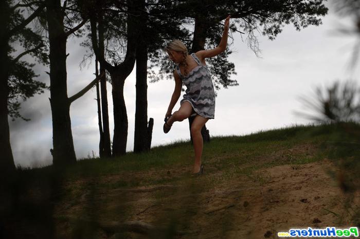 16P Cute babe goes out commando and pisses in the woods