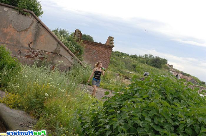 16P Blondie gets spycammed while peeing in the bushes