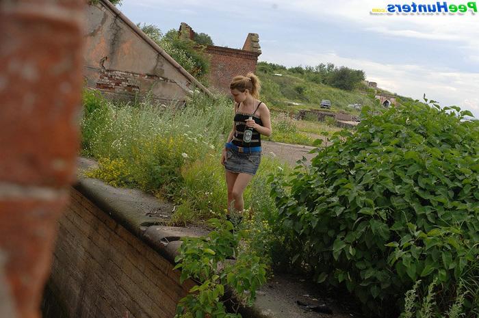 16P Blondie gets spycammed while peeing in the bushes