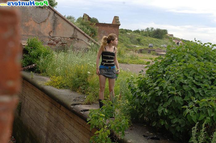 16P Blondie gets spycammed while peeing in the bushes