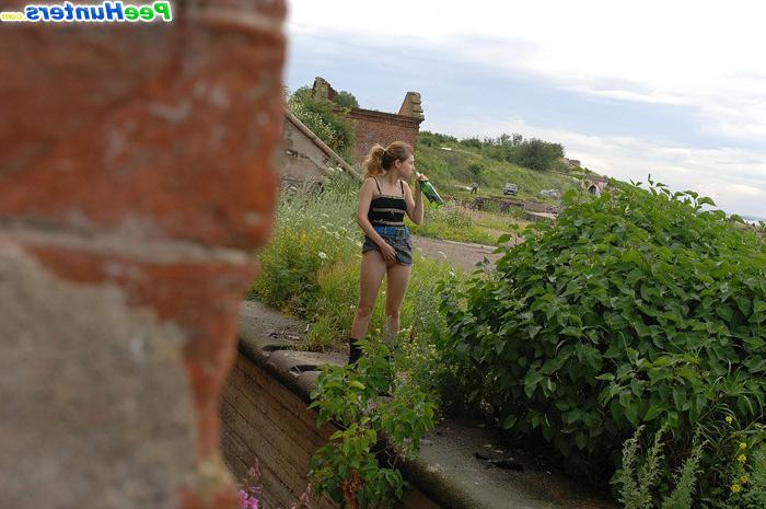 16P Blondie gets spycammed while peeing in the bushes