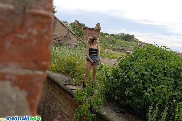 16P Blondie gets spycammed while peeing in the bushes