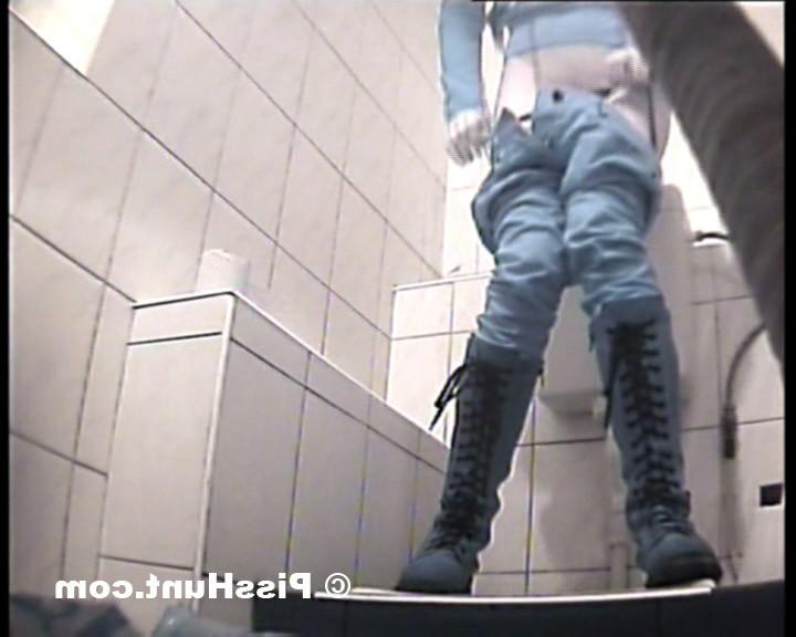14P Hot photos from spy camera planted in toilet