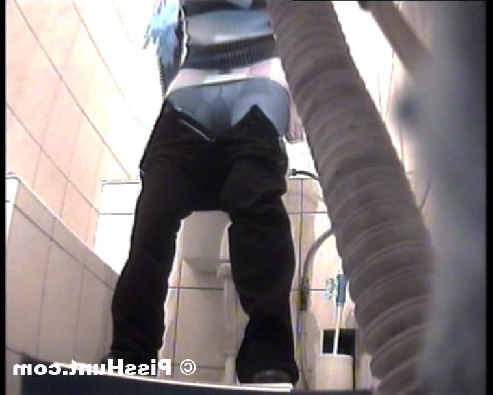 14P Cool blondie spycammed while peeing in toilet