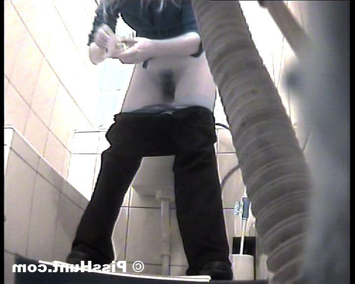 14P Cool blondie spycammed while peeing in toilet