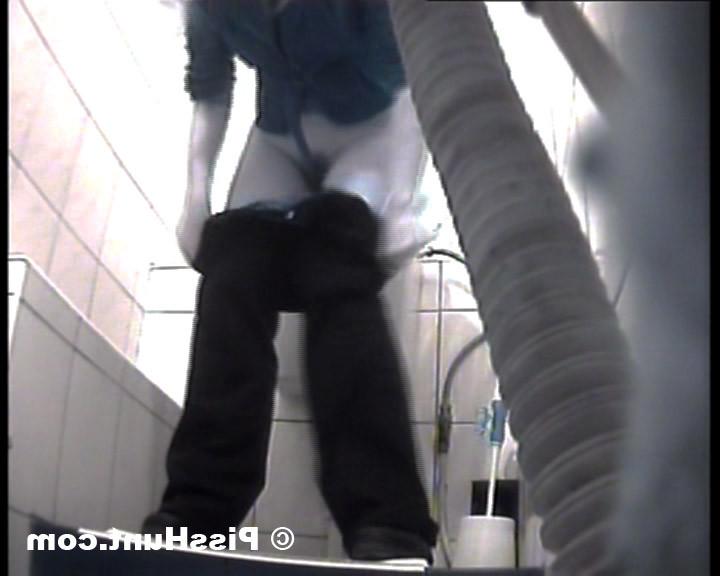 14P Cool blondie spycammed while peeing in toilet