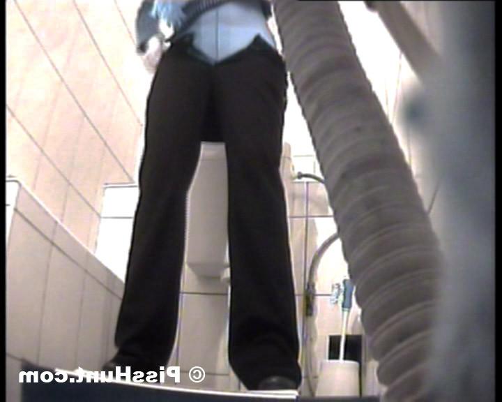 14P Cool blondie spycammed while peeing in toilet