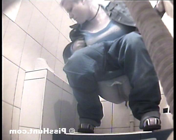 14P Chubby weeing in front of toilet voyeur cam
