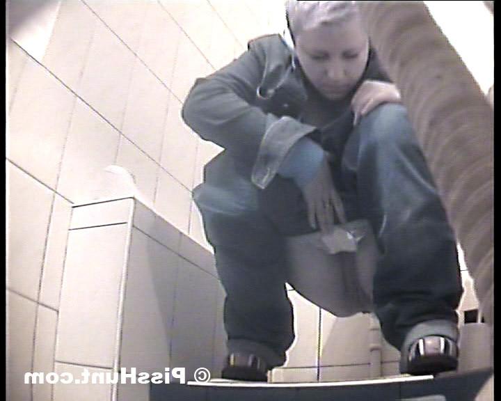 14P Chubby weeing in front of toilet voyeur cam