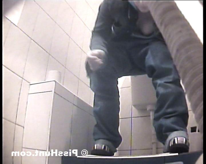 14P Chubby weeing in front of toilet voyeur cam