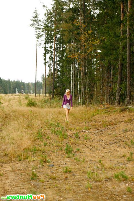 16P Blonde babe tinkling on a seemingly deserted lawn