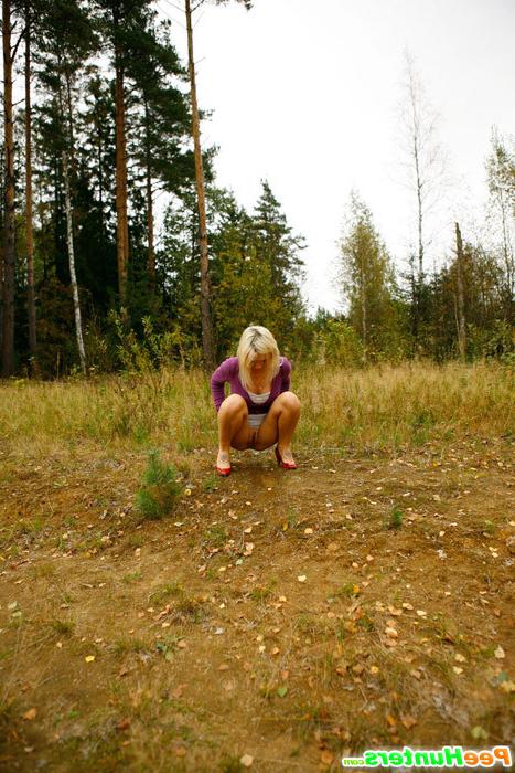 16P Blonde babe tinkling on a seemingly deserted lawn