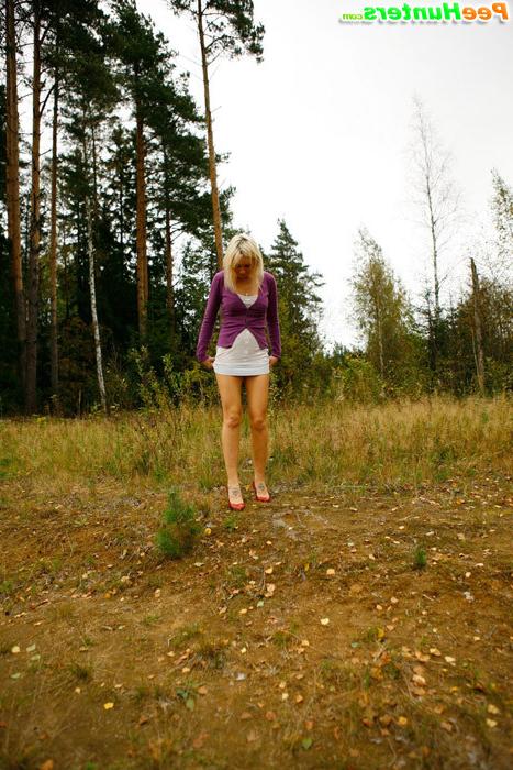 16P Blonde babe tinkling on a seemingly deserted lawn