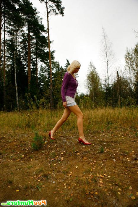 16P Blonde babe tinkling on a seemingly deserted lawn