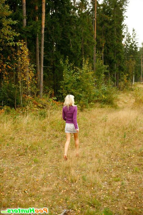 16P Blonde babe tinkling on a seemingly deserted lawn