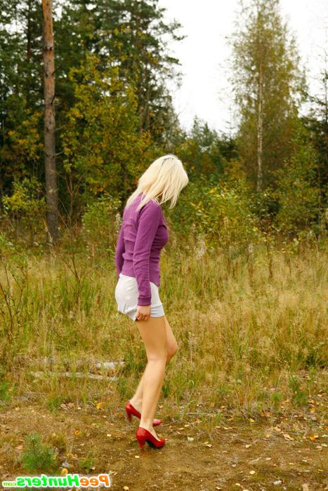 16P Blonde babe tinkling on a seemingly deserted lawn