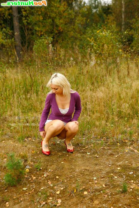 16P Blonde babe tinkling on a seemingly deserted lawn