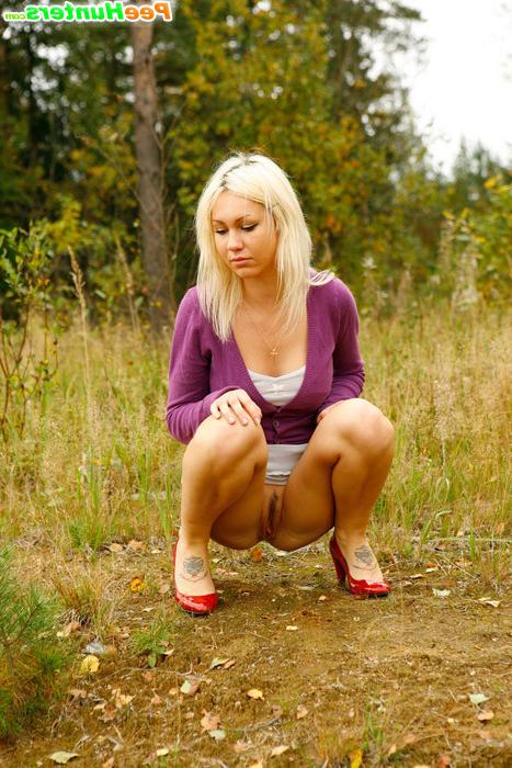 16P Blonde babe tinkling on a seemingly deserted lawn