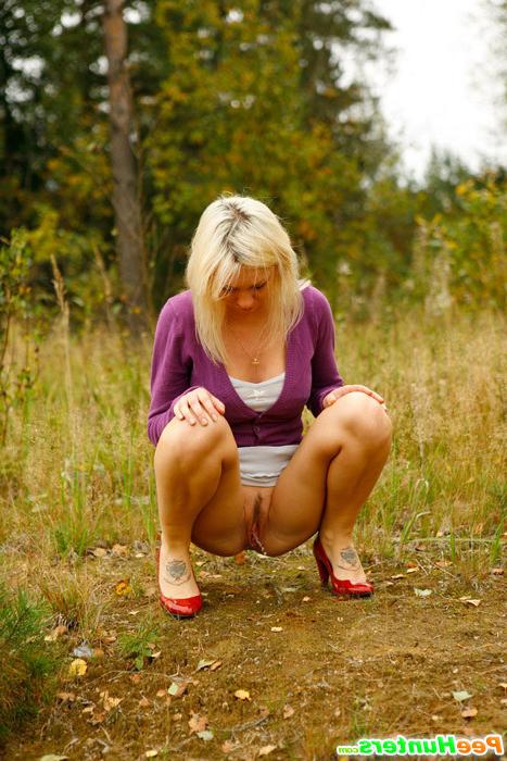 16P Blonde babe tinkling on a seemingly deserted lawn