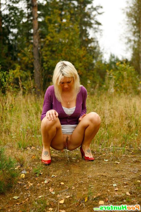 16P Blonde babe tinkling on a seemingly deserted lawn