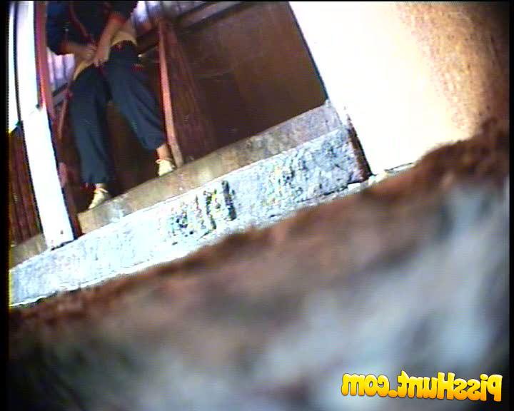 14P Pee hunter films unsuspecting mature babe tinkling 