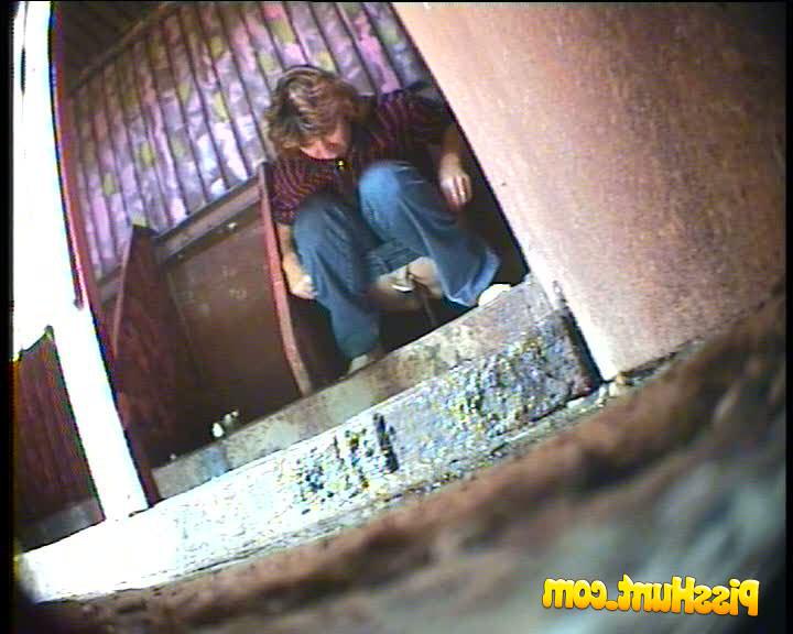 14P Spying after hot mature chicks in park toilet 