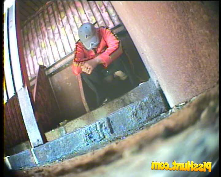 14P Unsuspecting girls busted peeing in park toilet 