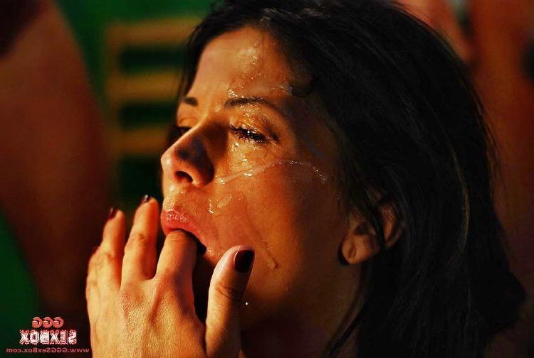 15P Two hotties get their faces cleaned with spray of piss