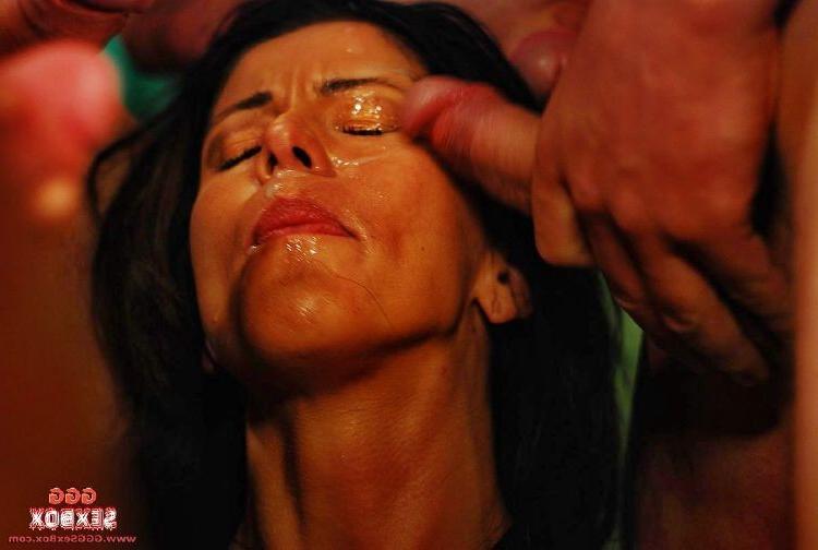 15P Two hotties get their faces cleaned with spray of piss